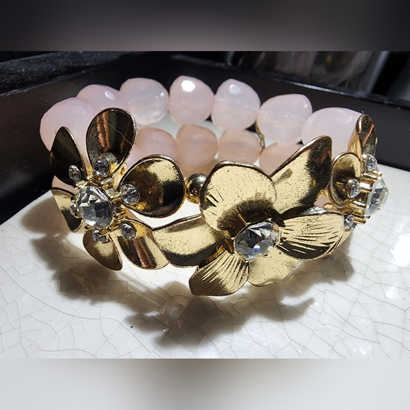 Double stacked Chunky gold flower rhinestone and pink faceted beaded bracelet - Picture 2 of 5